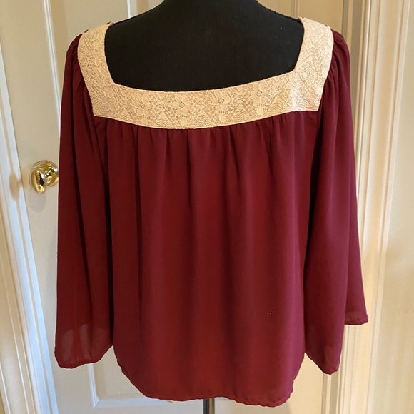 Embroidered square neck blouse - Picture 4 of 6